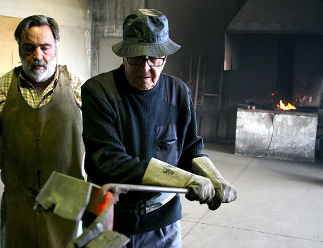 Martin Chirino y su experto ayudante y también pintor, Rafael Monagas